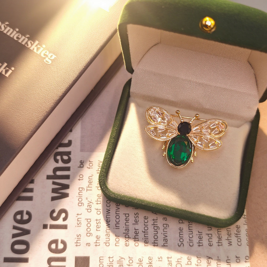 Emerald Bee – Green Gem Bee Brooch for Dogs | Chic Nature-Inspired Accent