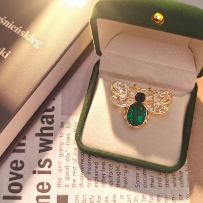 Emerald Bee – Green Gem Bee Brooch for Dogs | Chic Nature-Inspired Accent